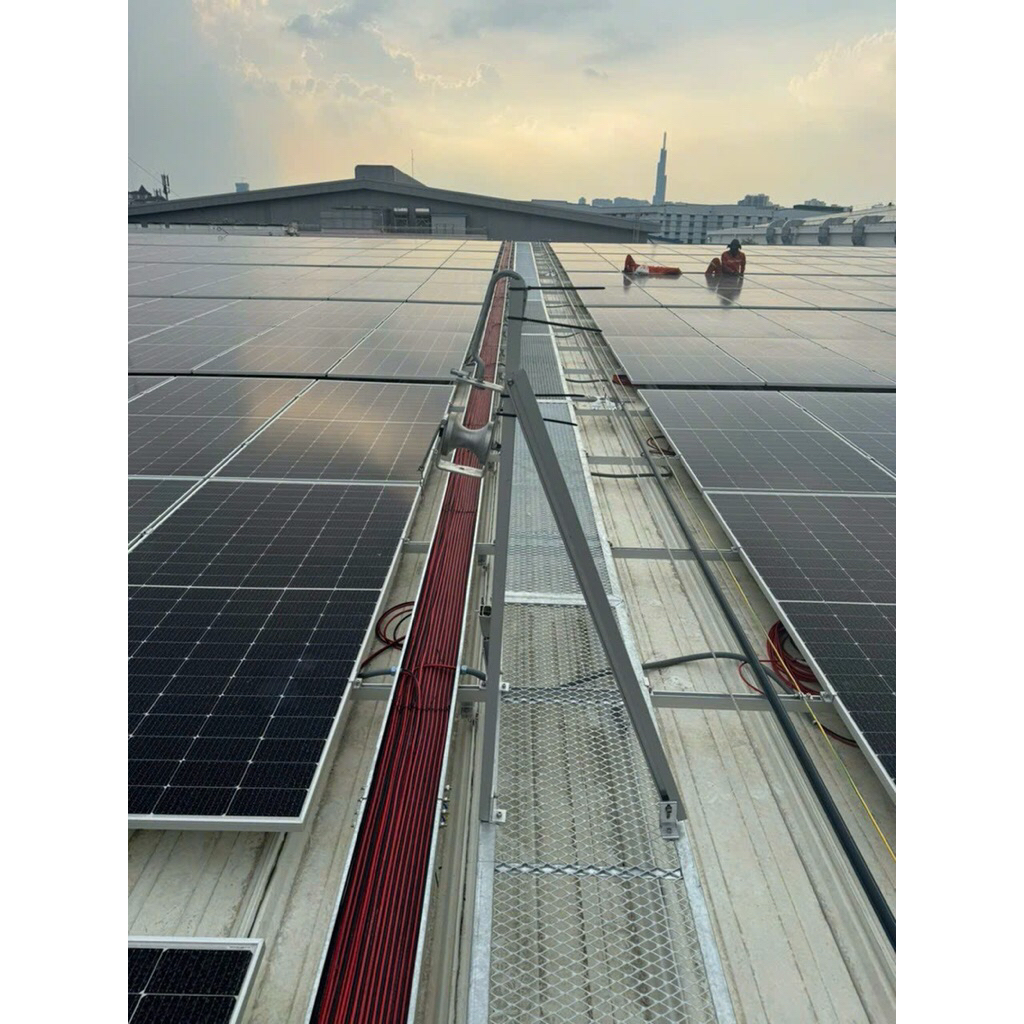 tấm pin jinko 650w năng lượng mặt trời