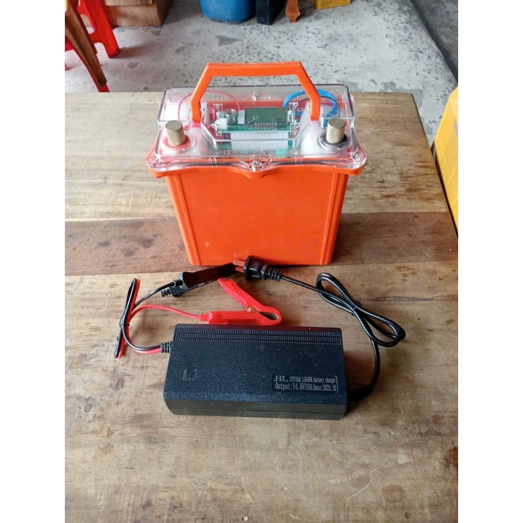 hộp nhựa chống nước cao cấp 30ah chứa được 8 viên pin 32140 và được tặng kèm theo như hình...