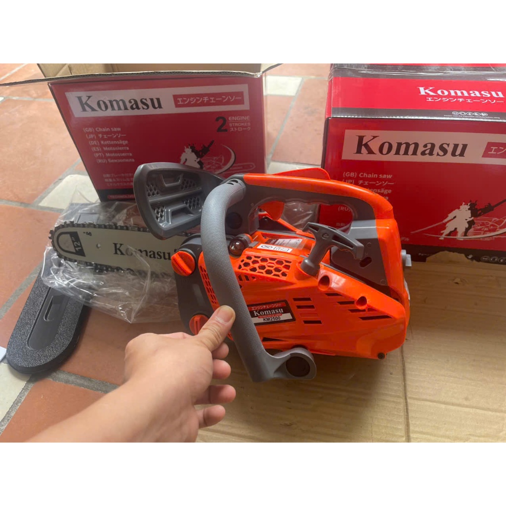 Máy cưa xích Komasu KM - 2500 Máy Cưa Xích Chạy Xăng Komasu KM 2500 Cưa cụt Lam 12inc