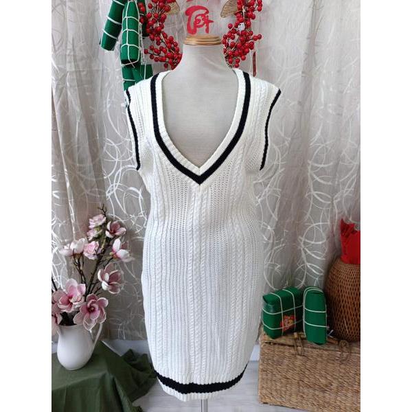 DIVIDED H.M thanh lý - Yếm len sát nách viền đen bymo - SIZE XL