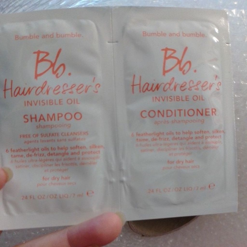 Đây là bộ gội xả Bumble and bumble Hairdresser's Invisible Oil Shampoo and Conditioner