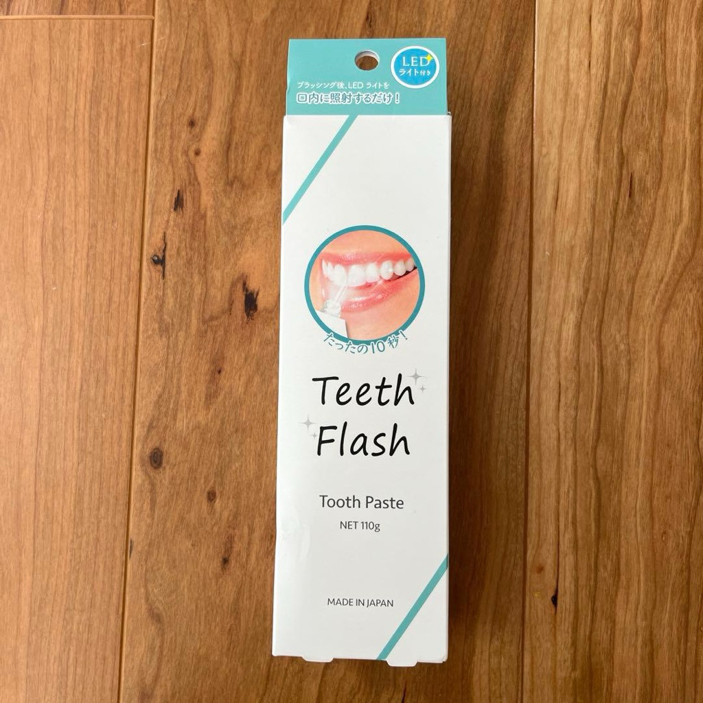 Set Kem Đánh Răng Và Đèn Chiếu Teeth Flash White NHẬT BẢN