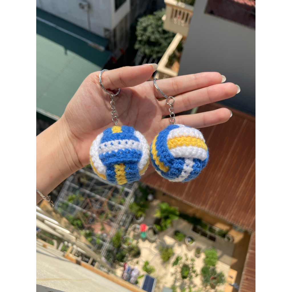 Móc khoá quả bóng chuyền bằng len