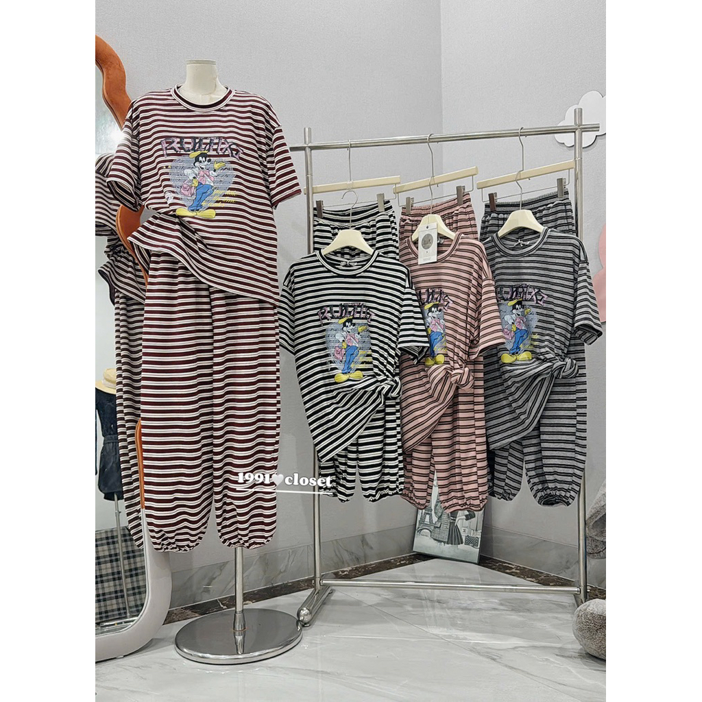 Set Áo Thun Kẻ In Hình Ngực Kèm Quần HT • Melanie Boutique