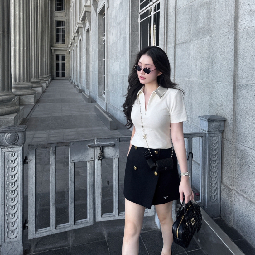 Áo Kiểu Nữ Cổ Đính Đá Cổ Polo Khoá Kéo Ẩn Thiết Kế Veos Màu Đen, Trắng & Chân Váy Xoè Xếp Ly - Melody Top & Skirt | BigBuy360 - bigbuy360.vn