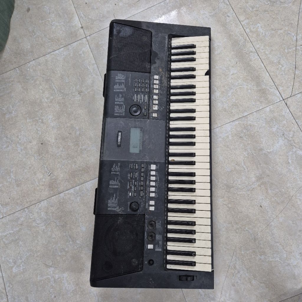 đàn yamaha e423 còn lên nguồn lỗi nhỏ giá bán cho a.e thợ điện tử sửa chữa
