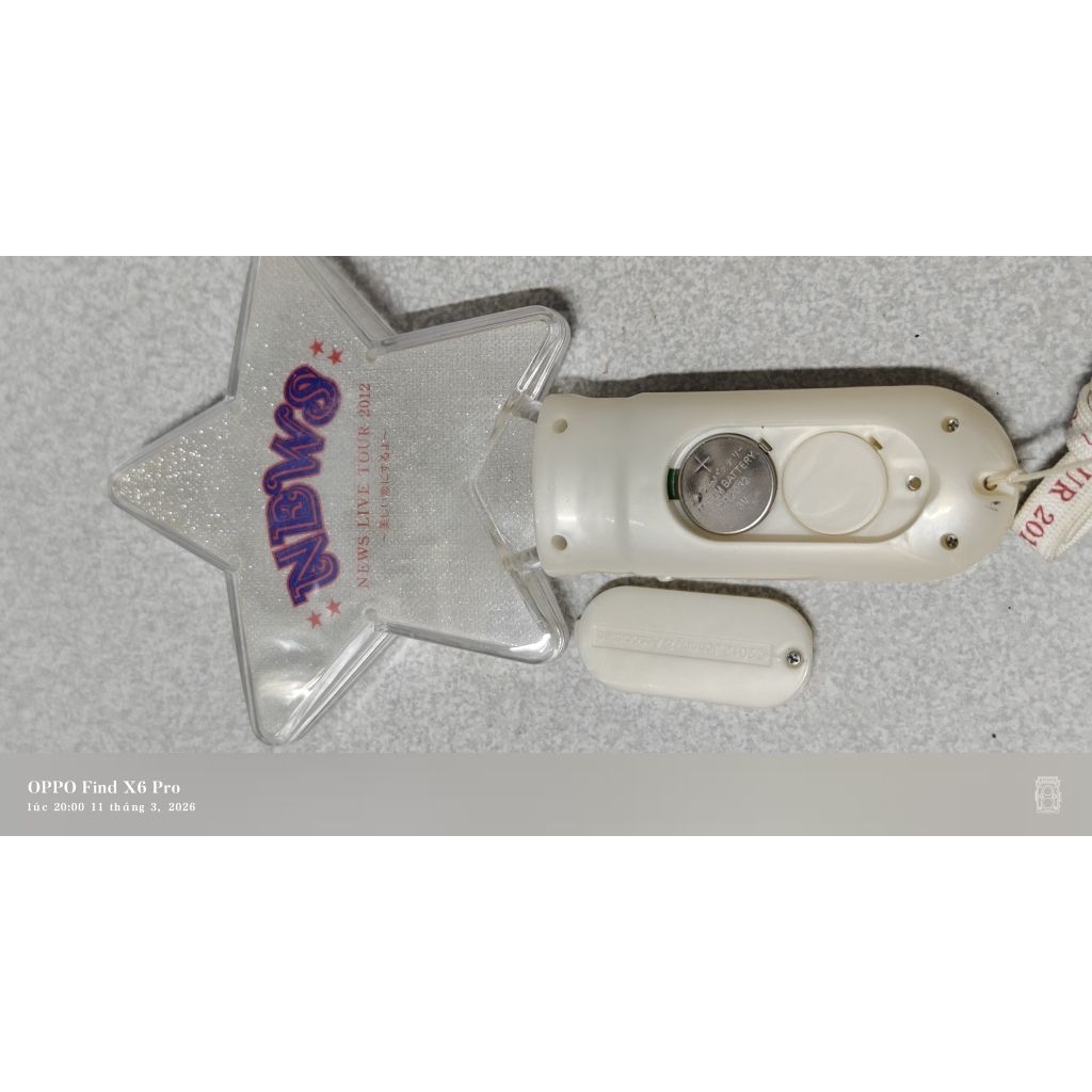 gậy ánh sáng chính thức của nhóm nhạc NEWS, được phát hành cho tour diễn "NEWS LIVE TOUR 2012 Nhật B