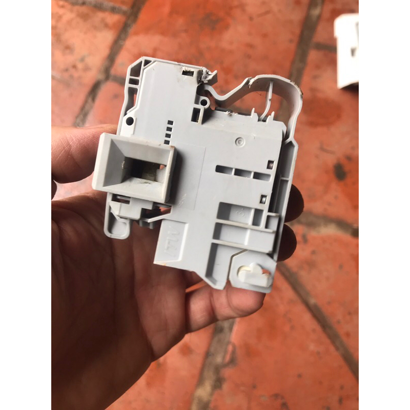 Công tắc cửa máy giặt Aqua 8kg AQD-A800F cũ tốt tháo máy