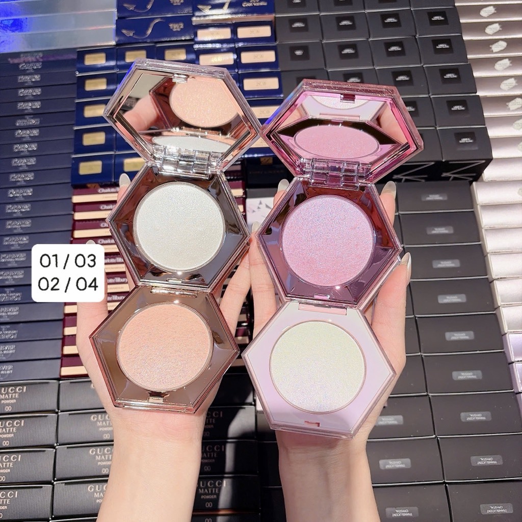Highlight FENTY BEAUTY DIAMOND BOMB