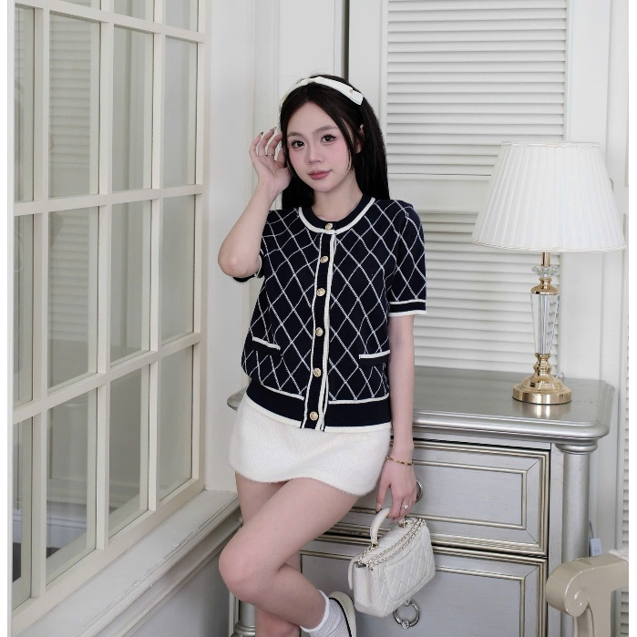 HTIQUE - PINK CHARM mở bán Áo len dệt kim caro ba màu đính nút vàng nổi bật, Áo len dệt kim nữ sang chảnh tiểu thư AT05 | BigBuy360 - bigbuy360.vn