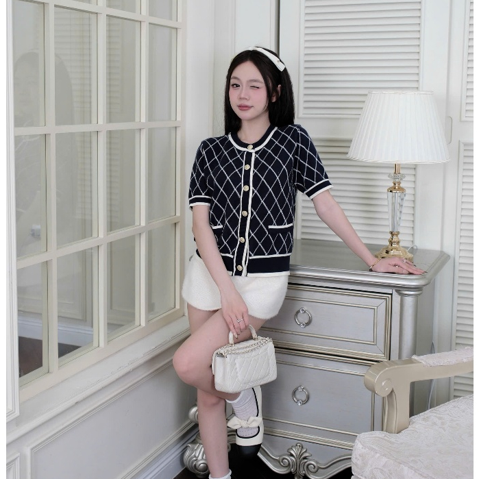 HTIQUE - PINK CHARM mở bán Áo len dệt kim caro ba màu đính nút vàng nổi bật, Áo len dệt kim nữ sang chảnh tiểu thư AT05 | BigBuy360 - bigbuy360.vn