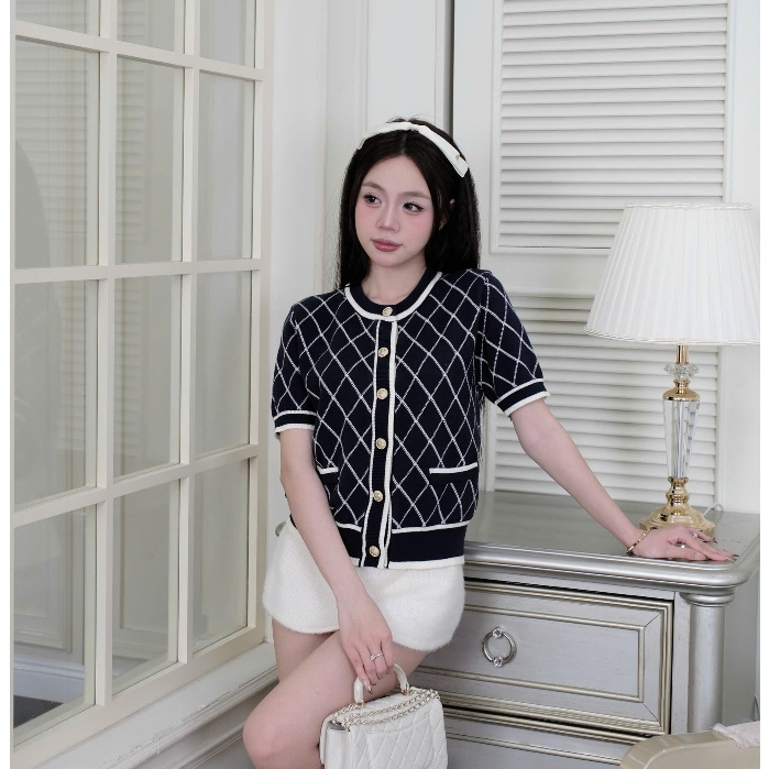 HTIQUE - PINK CHARM mở bán Áo len dệt kim caro ba màu đính nút vàng nổi bật, Áo len dệt kim nữ sang chảnh tiểu thư AT05 | BigBuy360 - bigbuy360.vn