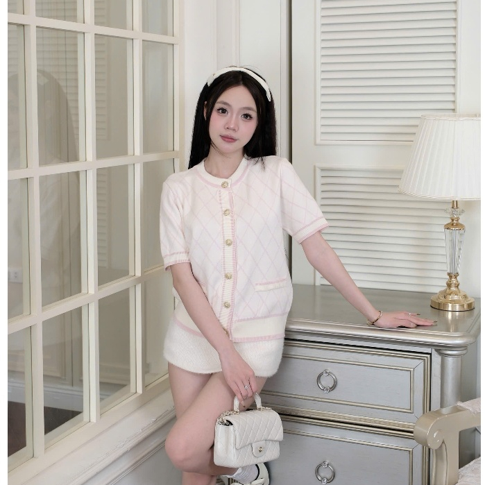 HTIQUE - PINK CHARM mở bán Áo len dệt kim caro ba màu đính nút vàng nổi bật, Áo len dệt kim nữ sang chảnh tiểu thư AT05 | BigBuy360 - bigbuy360.vn