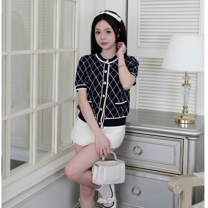 HTIQUE - PINK CHARM mở bán Áo len dệt kim caro ba màu đính nút vàng nổi bật, Áo len dệt kim nữ sang chảnh tiểu thư AT05 | BigBuy360 - bigbuy360.vn