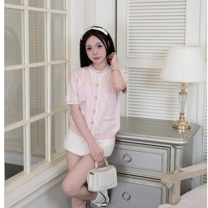 HTIQUE - PINK CHARM mở bán Áo len dệt kim caro ba màu đính nút vàng nổi bật, Áo len dệt kim nữ sang chảnh tiểu thư AT05 | BigBuy360 - bigbuy360.vn