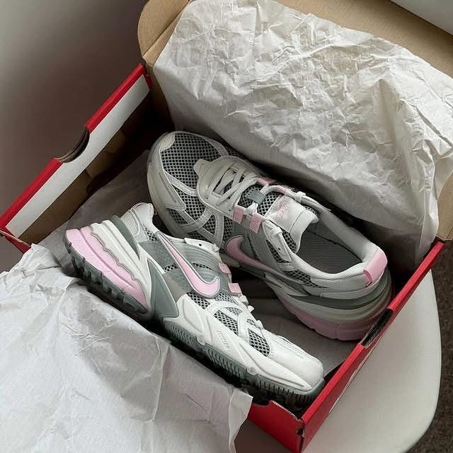 [ CHÍNH HÃNG ] GIÀY NIKE V2K RUN PINK HQ4046-001 FORM ÔM