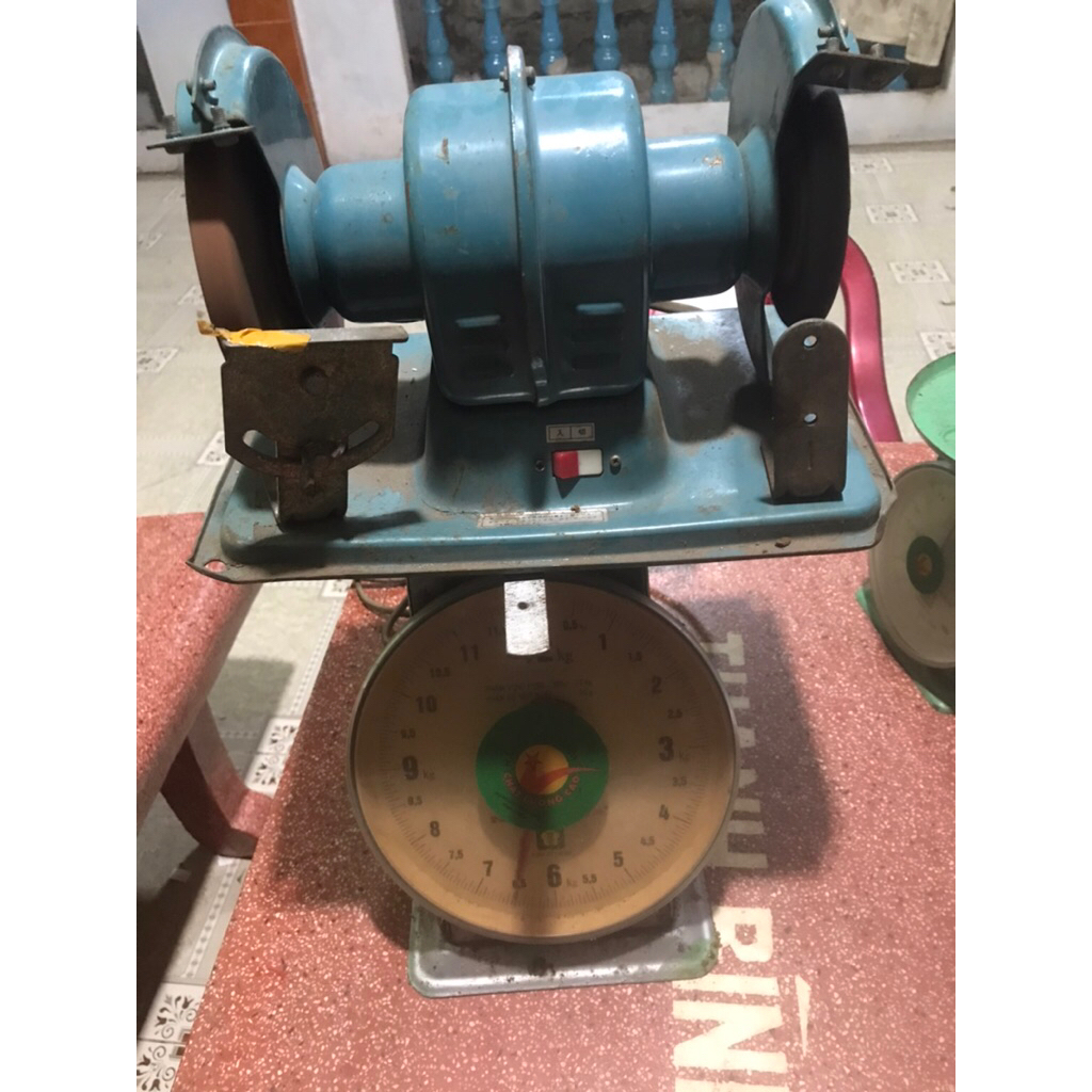 Máy mài 2 đá 150mm Nhật bãi điện 100v, nặng 6kg, 20x30, khởi động phải quay mồi nhẹ nó mới chạy, rất