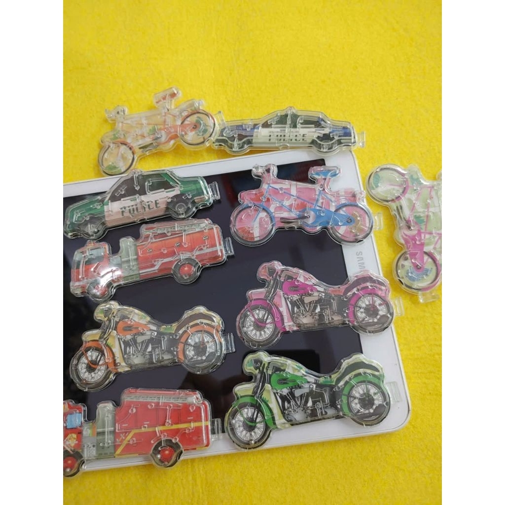 Combo 10 đồ chơi trẻ em mix nhiều mẫu nha, khoảng 4 mẫu luôn. Chất liệu nhựa. Giá 45k/10 cái hàng có