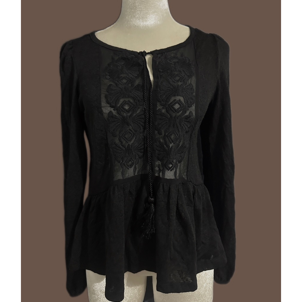 Áo blouse đen thêu boho – style HM