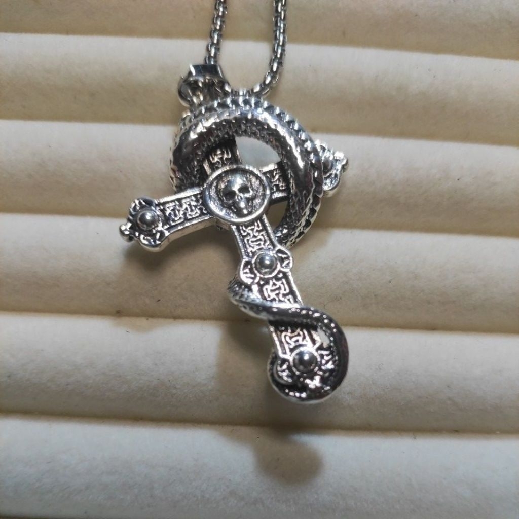 <Andy Shop > Mặt dây chuyền kèm dây rắn quấn thánh giá