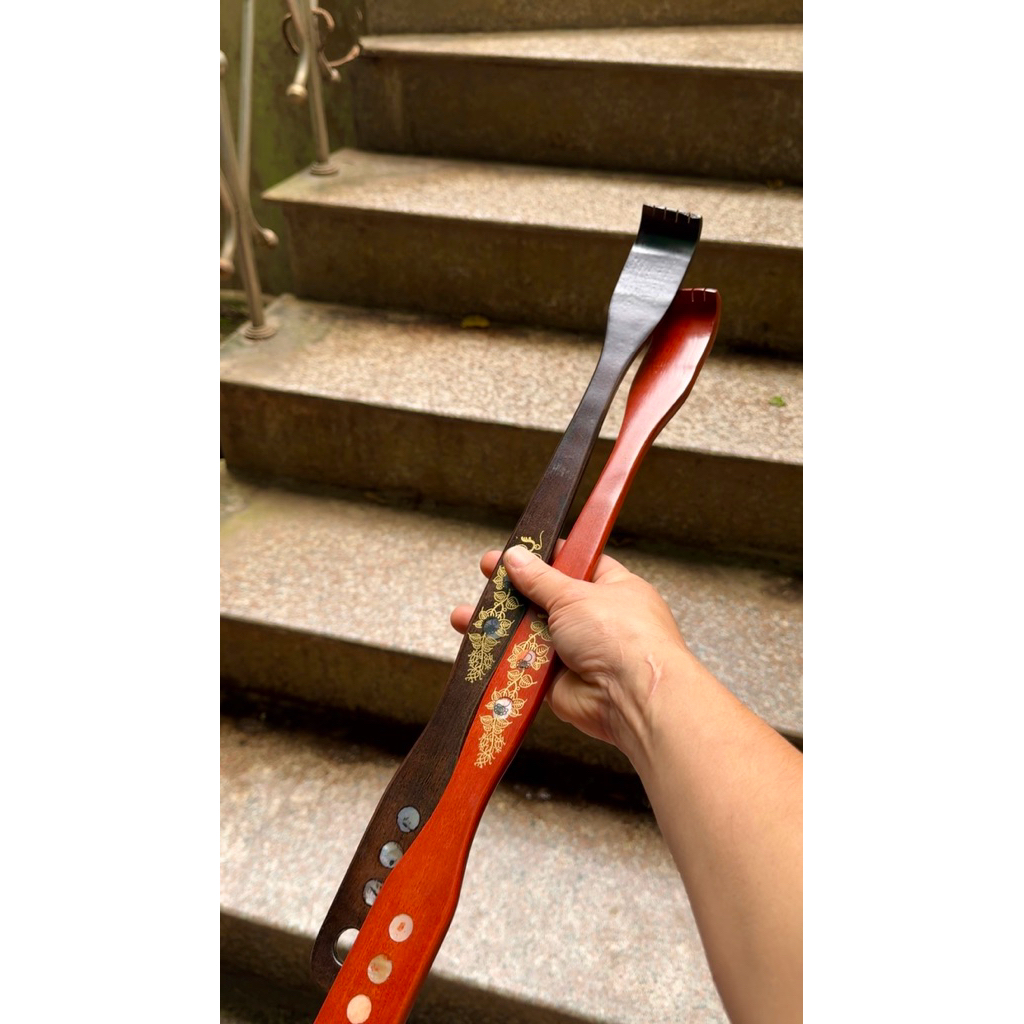 cây gãi lưng gỗ gõ đỏ dài 45cm
