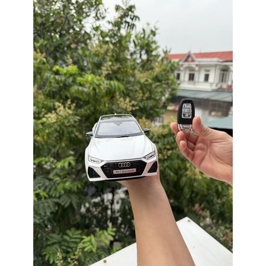 Mô Hình Audi RS7 Tỉ Lệ 1:18 Có Khoá Bật Đèn Còi, Đánh Lái, Mở Full
