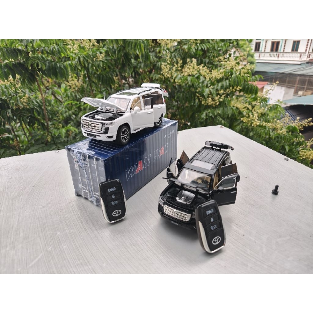 Mô Hình Toyota Land Cruiser Lc300  Tỉ Lệ 1:24 Có Khoá Đi Kèm