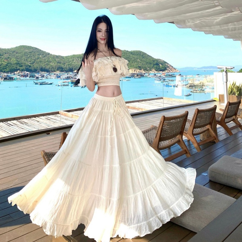 Lizz Studio M7679 Bộ trang phục kiểu Pháp gồm áo trễ vai viền tua rua và chân váy xòe rộng.