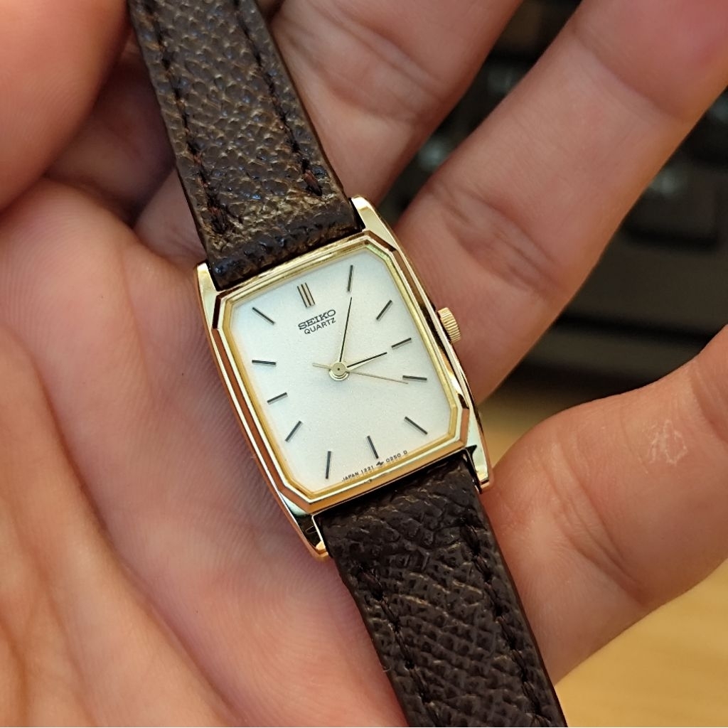 Đồng hồ nữ Seiko, dáng tank, size 19x27.