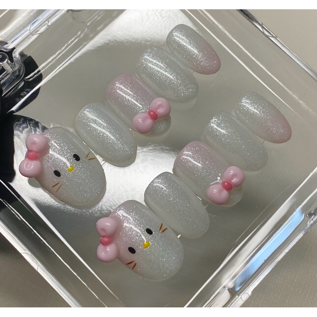 39.Nailbox thiết kế hello kitty nhũ trắng