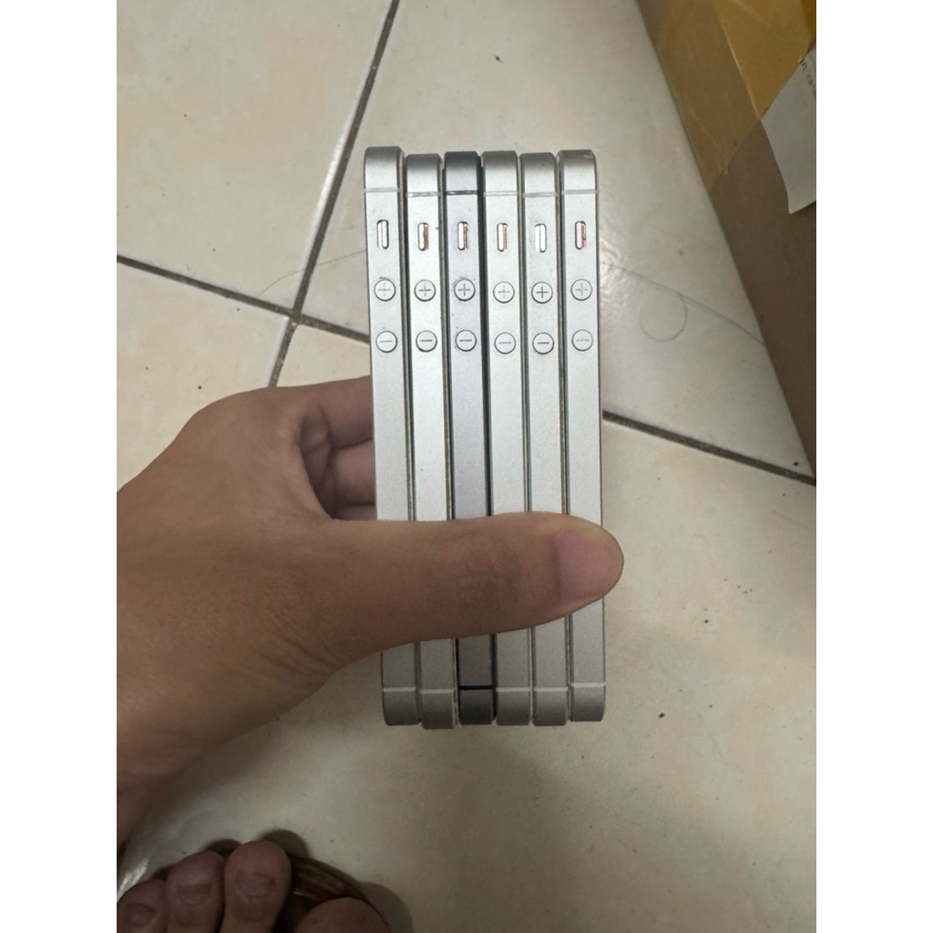 Máyyy 5se siêu hót dung lượng 32gb phiên bản 15 kèm phụ kiện