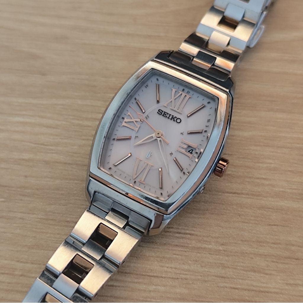 Đồng hồ nữ Seiko lk, pin solar, dáng tank size 25x36.