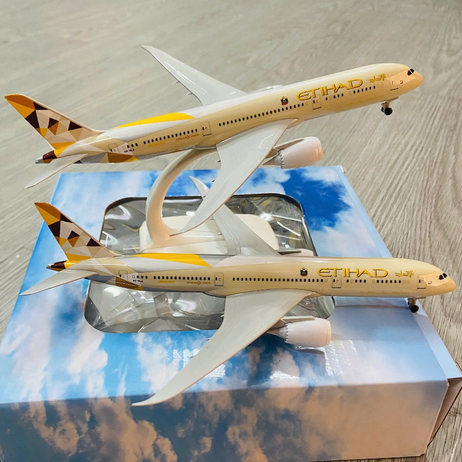 MÔ HÌNH MÁY BAY BOEING 787 ETIHAD AIRWAYS KIM LOẠI CAO CẤP TỈ LỆ 1:400 20CM CÓ BÁNH XE KÈM ĐẾ TRƯNG 