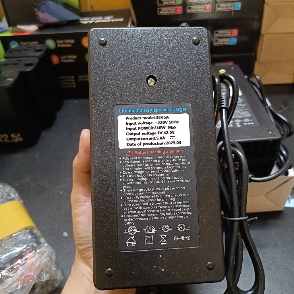 Sạc 42v 5A  có quạt chuyên sạc khối pin 10s 36-42v