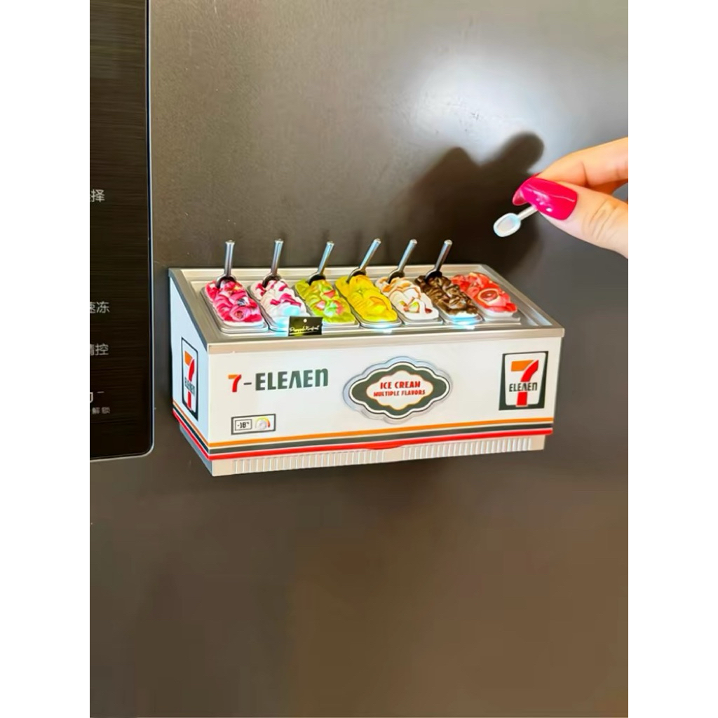 Tủ Kem Mini Siêu Thị 7-Eleven / Hello Kitty / Kuromi Có Đèn + Đồ Ăn Mini Trang Trí Mô Hình Nhà Búp B