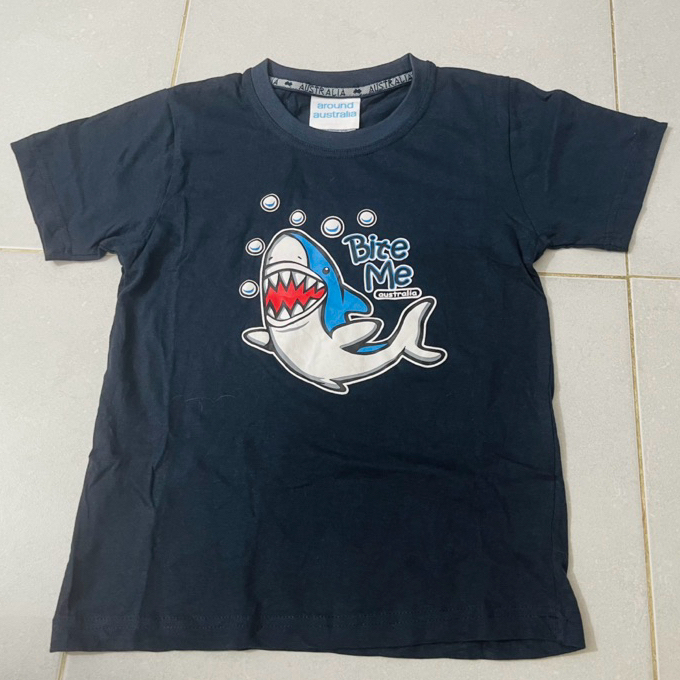 [Auth độ mới 90%] Áo thun bé trai hiệu Around Australia hoạ tiết Babyshark size 120 bé 5-7 tuổi
