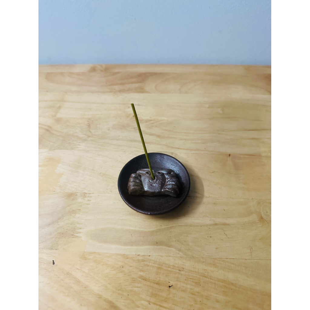 Đế Cắm Trầm Hương Bizen Nhật Bản – Hình Con Cua – Gốm Bizen Thủ Công