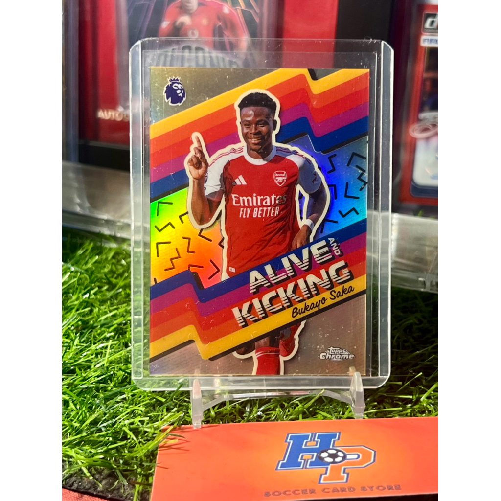 Thẻ bóng đá Bukayo Saka Alive Kicking Topps Chrome EPL 2025/26