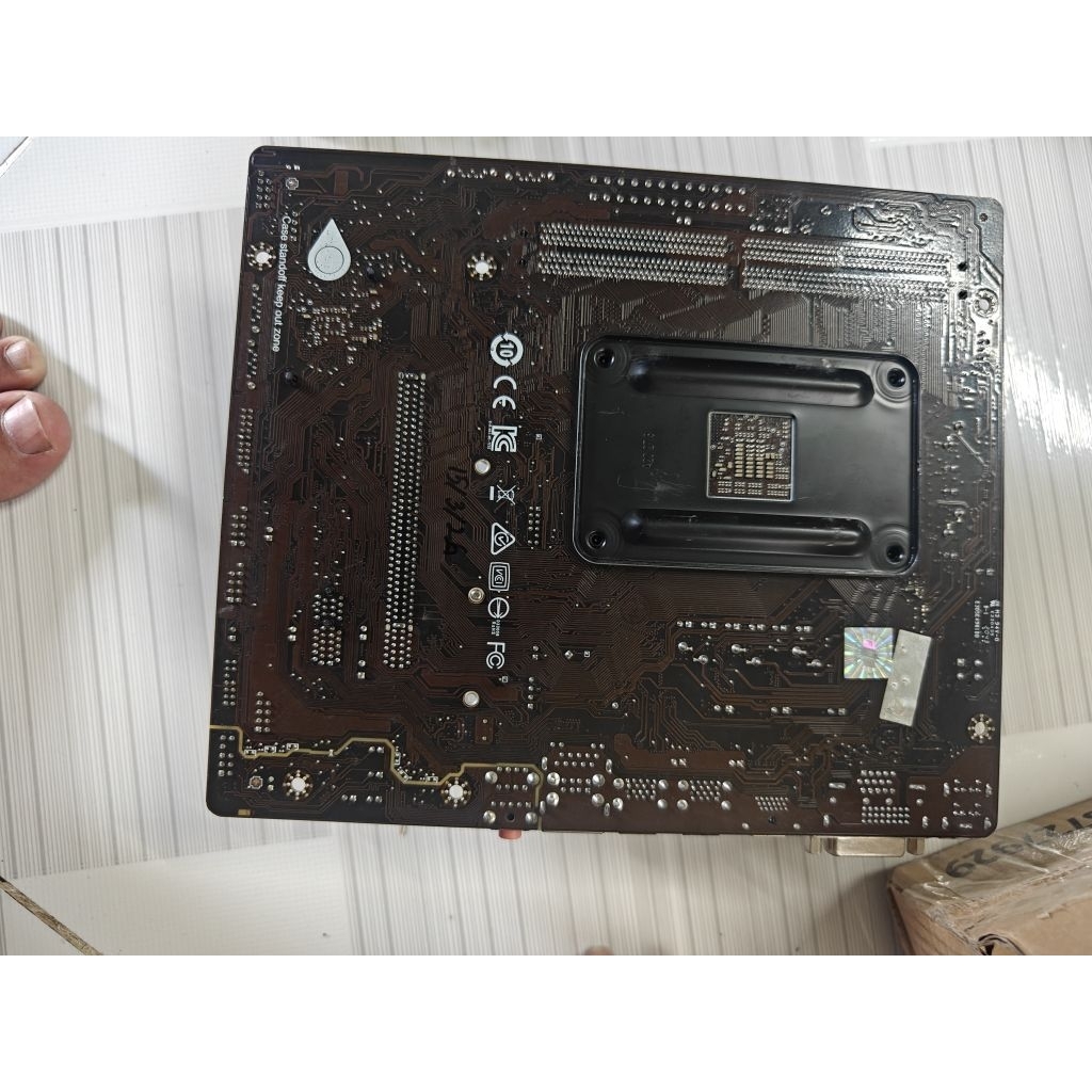 combo main msi a320m + 200ge như hình.