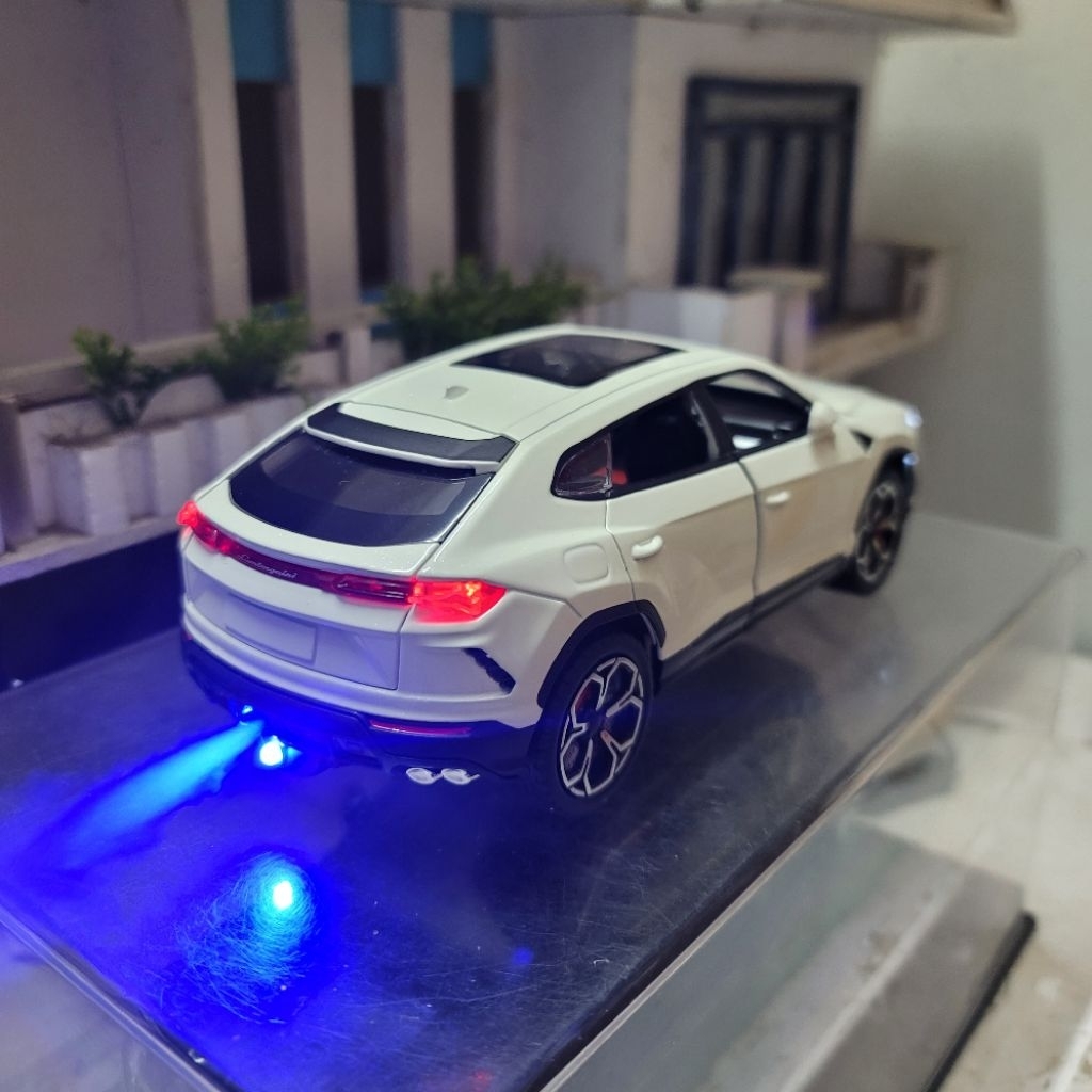 Mô hình xe Lamborghini Urus phun khói tỷ lệ 1:24 phù hợp sưu tầm, trưng bày hoặc làm quà tặng sinh n