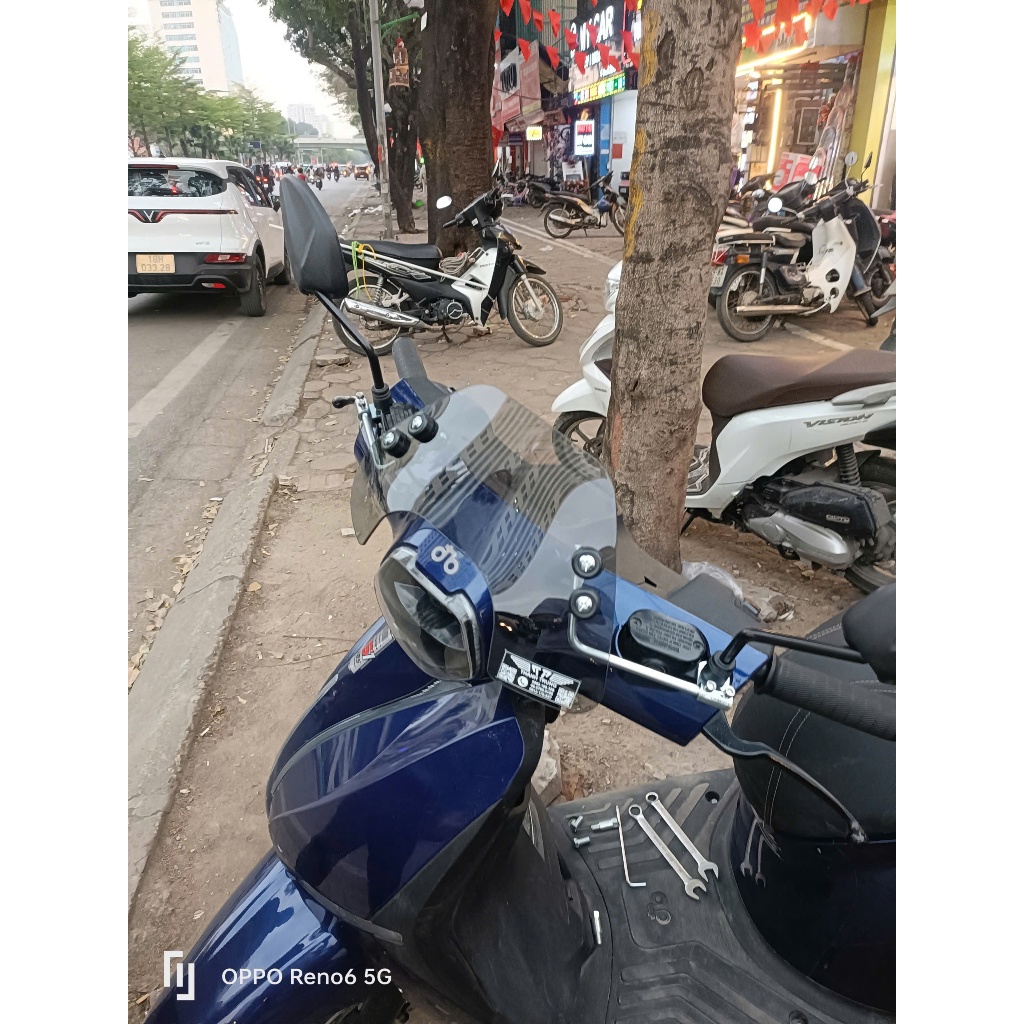 Kính chắn gió xe máy Thành Trung lắp cho xe  máy điện Datbike Quantum