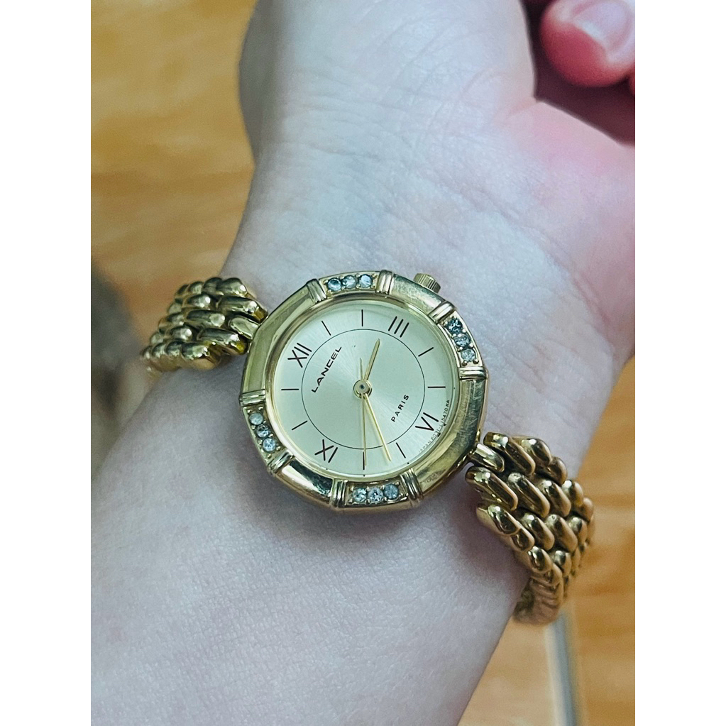 Đồng hồ Lancel Paris mặt vàng dáng lắc xinh xắn.