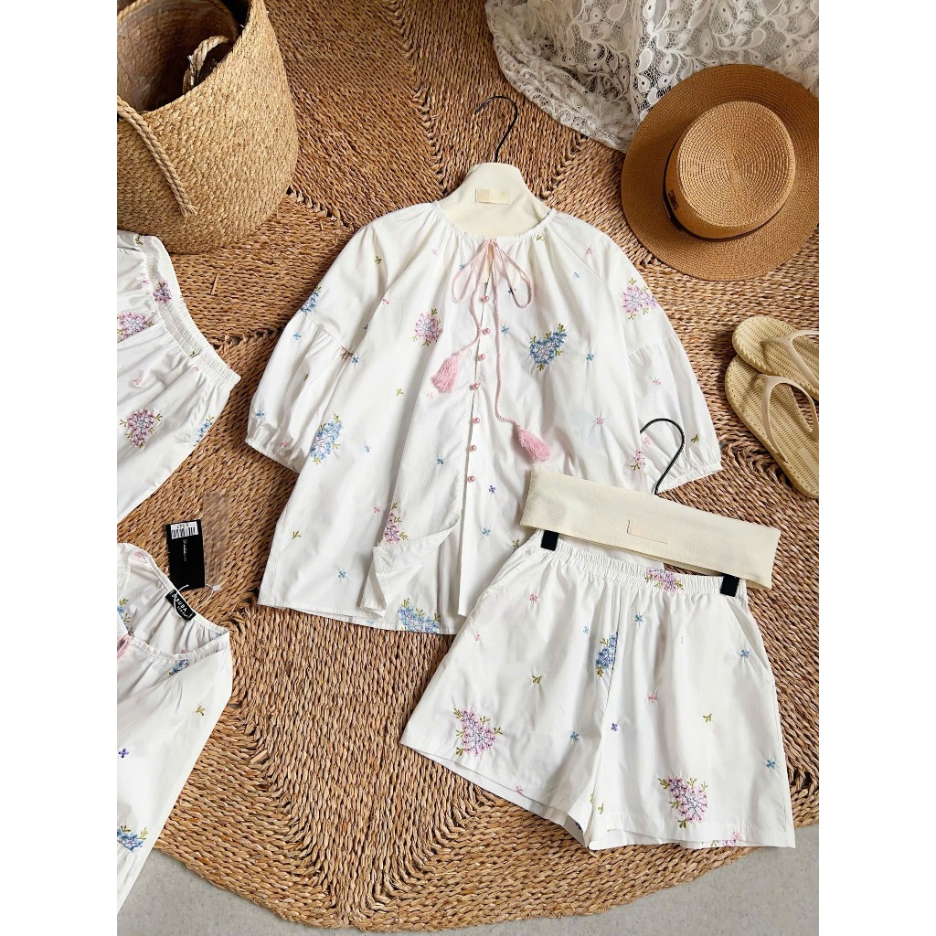 Set đồ nữ Mataso vải thô thêu hoa thoáng mát , Bộ đồ nữ áo tay lỡ cúc đinh ngọc kèm quần short cạp chun thời trang HEBE | BigBuy360 - bigbuy360.vn