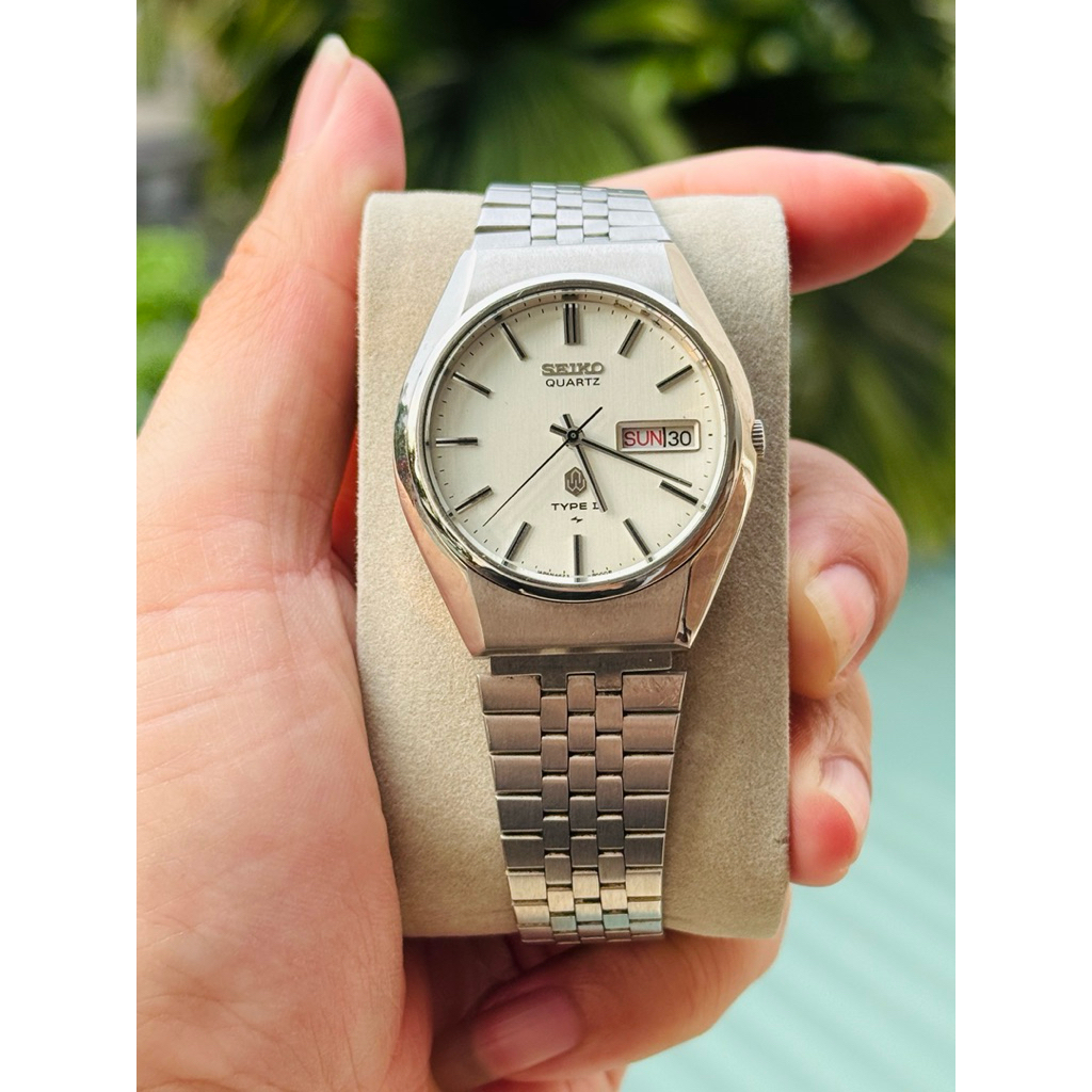 Đồng hồ Seiko Quartz Type II dial trắng vân xước phay độ mới cao