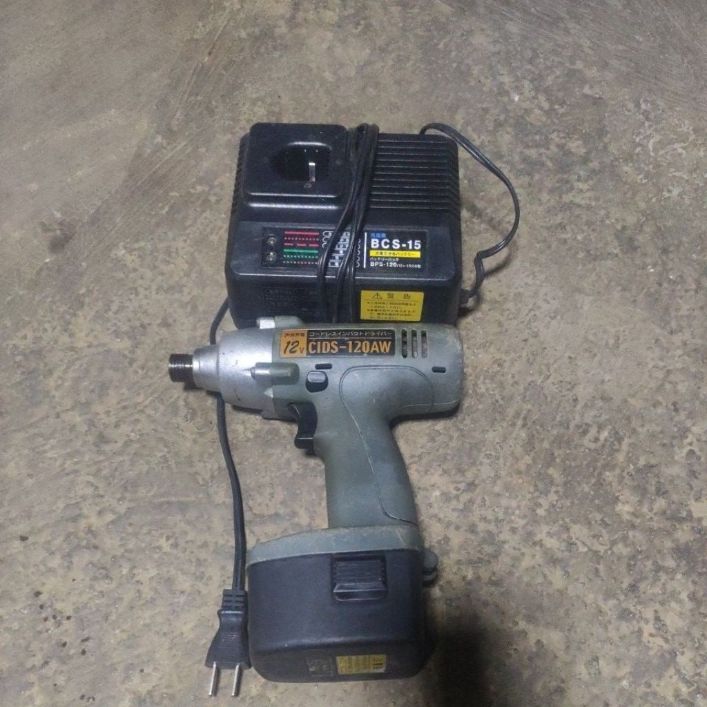 đủ bộ máy bắn vít cids 12v, máy hoạt động ok,ae về đóng pin vô là sử dụng, hoặc sưu tầm đều ok