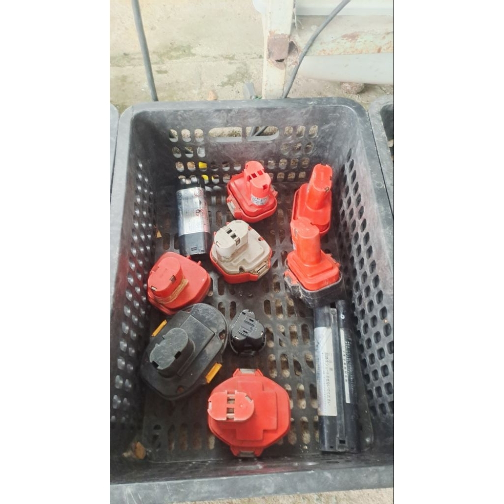 vỏ pin makita 7,2v - 24v zin bãi , đọc mô tả trước khi đặt hàng