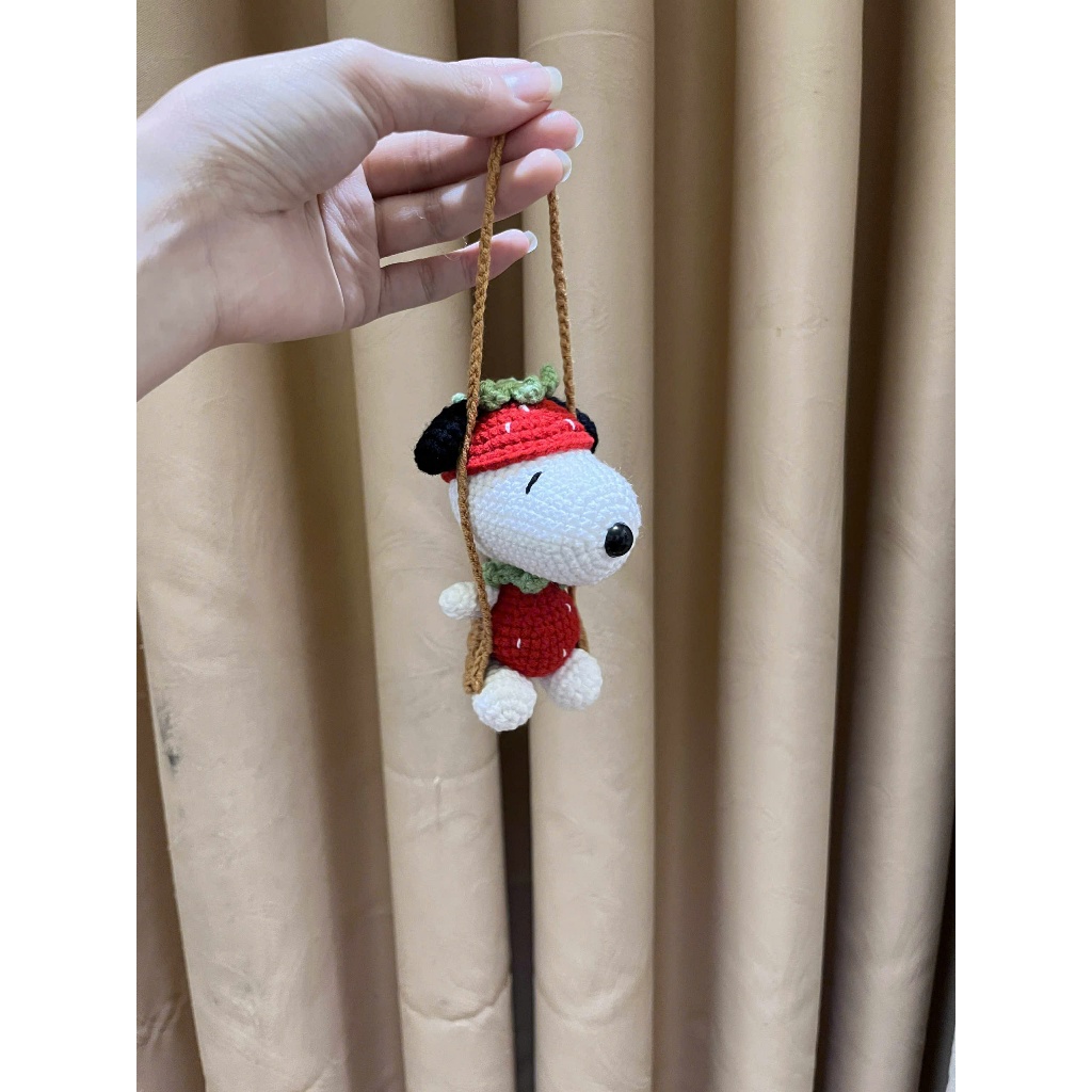 Dây treo chú chó Snoopy dâu tây ngồi xích đu handmade len 50g, 125g, baby yarn