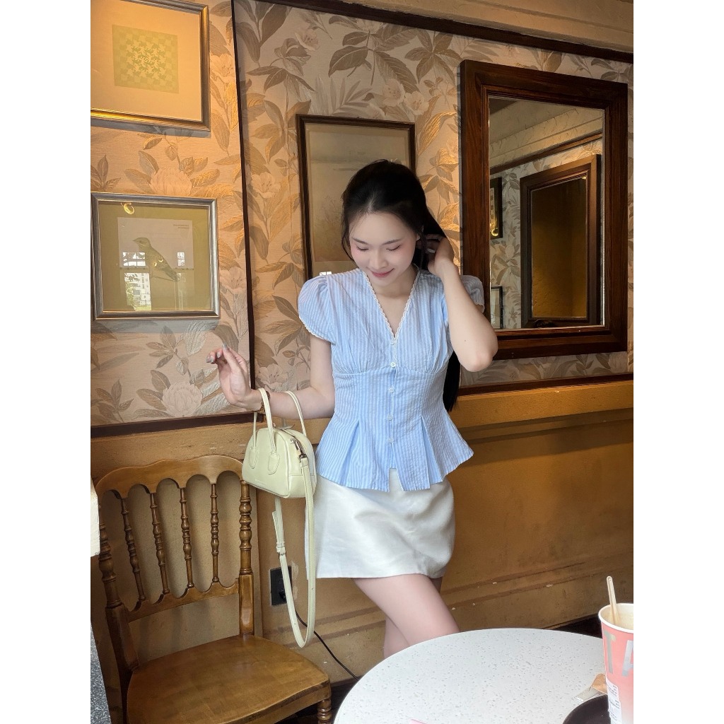 Áo sơ mi cổ V viền ren xinh xắn xếp ly chít eo tôn dáng LAMO - B1535 | BigBuy360 - bigbuy360.vn