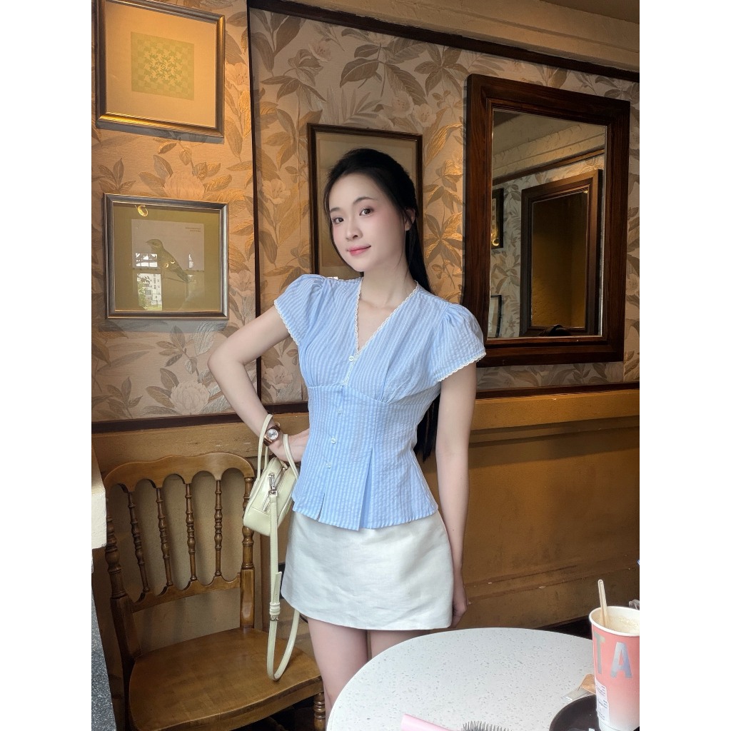 Áo sơ mi cổ V viền ren xinh xắn xếp ly chít eo tôn dáng LAMO - B1535 | BigBuy360 - bigbuy360.vn