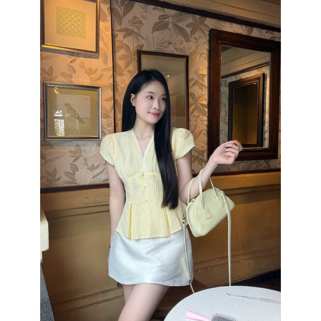 Áo sơ mi cổ V viền ren xinh xắn xếp ly chít eo tôn dáng LAMO - B1535 | BigBuy360 - bigbuy360.vn